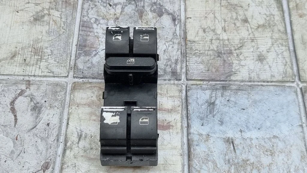 Elektrisko logu slēdzis 1K4959857
