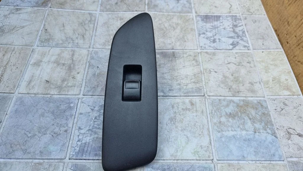 Electric window control switch – Toyota Auris 150 (2006-2012)