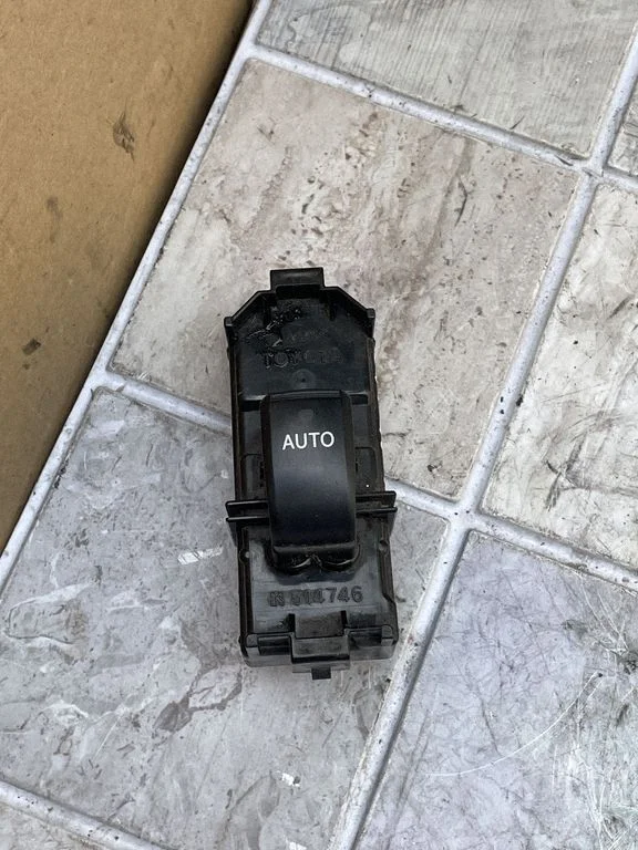 Electric window control switch – Toyota Avensis Verso (2001-2009)