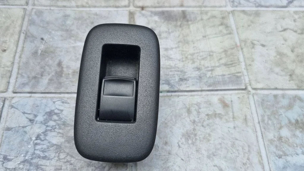 Electric window control switch – Toyota Auris 150 (2006-2012)