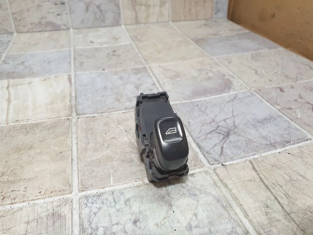 Electric window control switch 8685288
