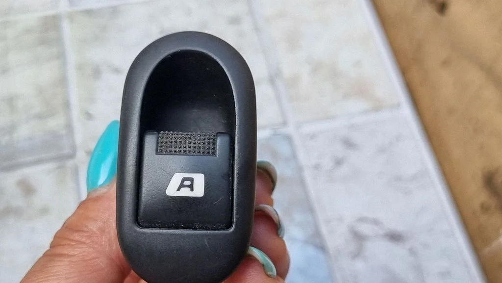 Electric window control switch – Citroen C3 (2005-2010)