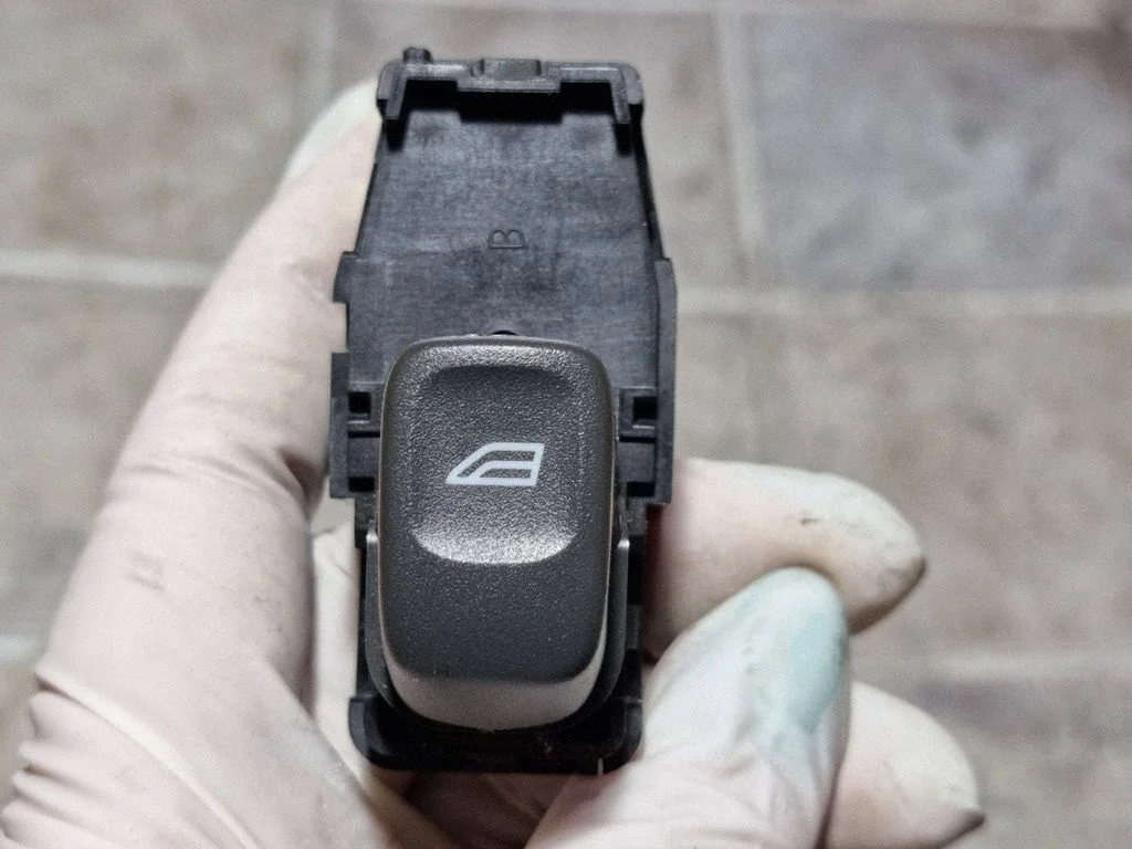 Electric window control switch 9472275