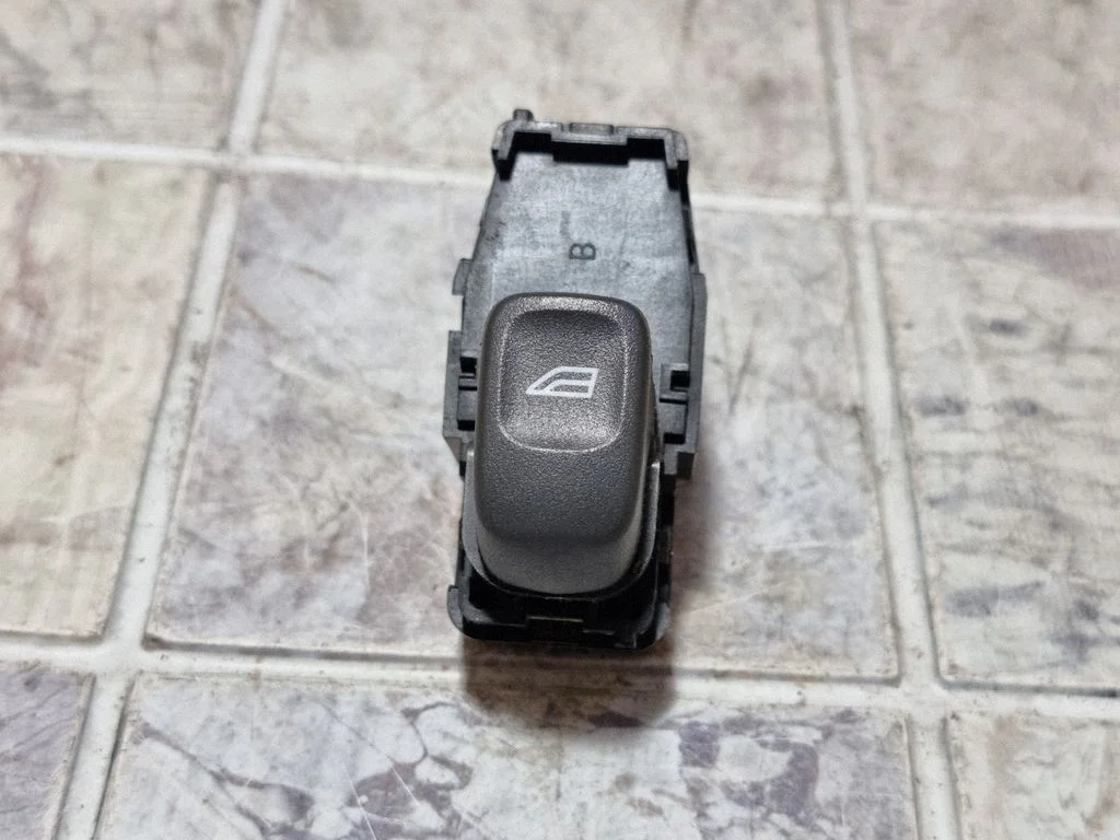 Electric window control switch 9472275