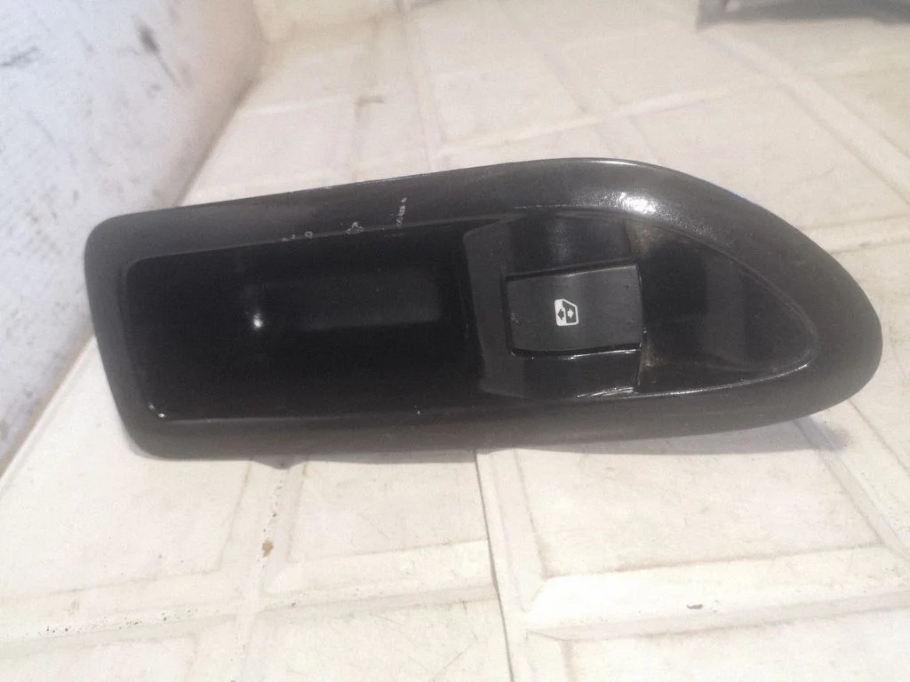 Electric window control switch 8200016014