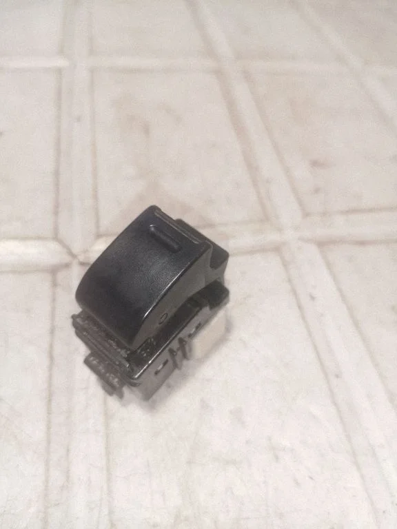 Electric window control switch – Toyota Prius (XW20) (2003-2009)