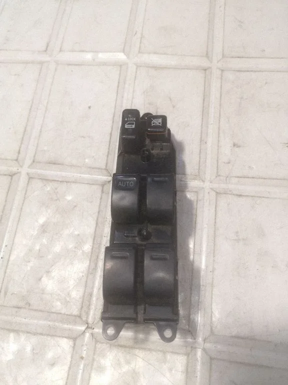 Electric window control switch – Toyota Prius (XW20) (2003-2009)