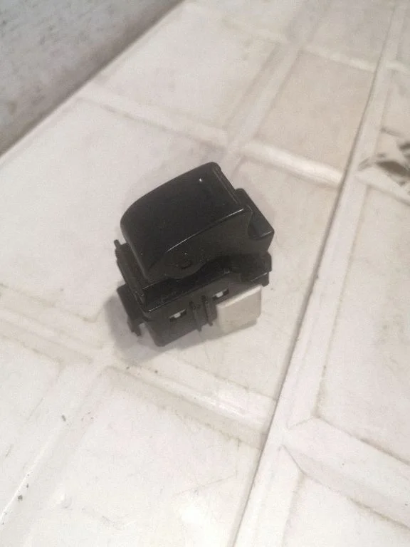 Electric window control switch – Toyota Prius (XW20) (2003-2009)