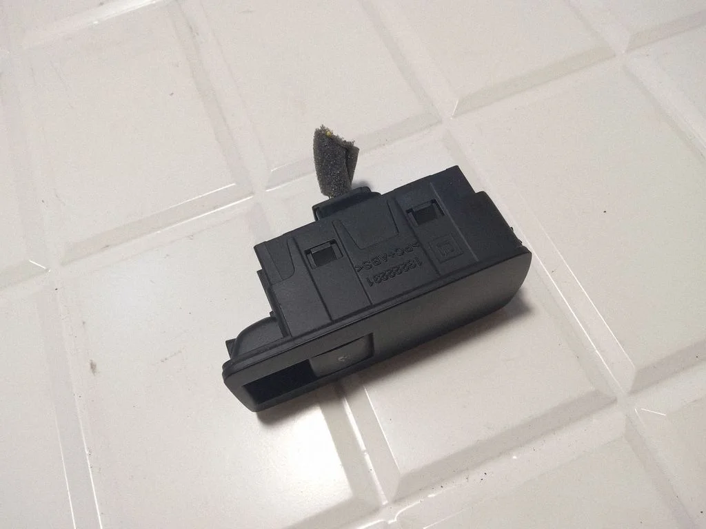 Electric window control switch – Opel Insignia A (2008-2017)