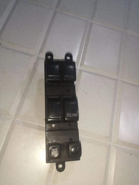Electric window control switch 25401AV640