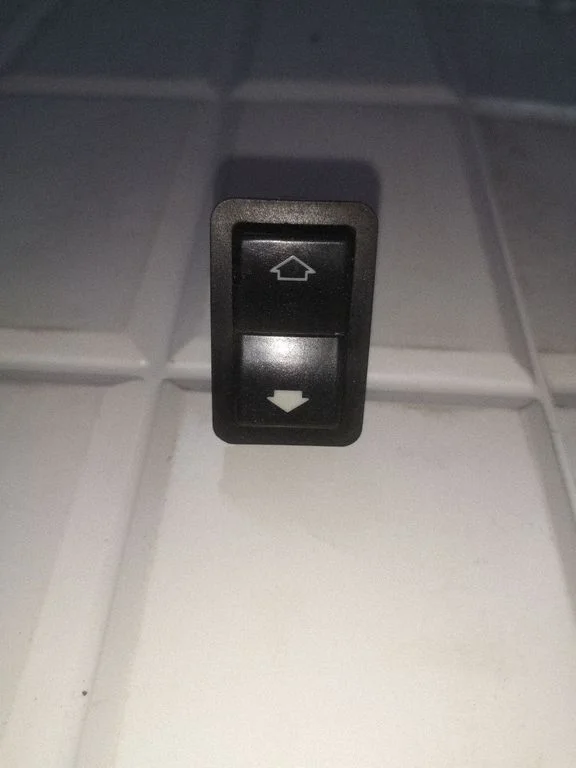 Electric window control switch 8368932