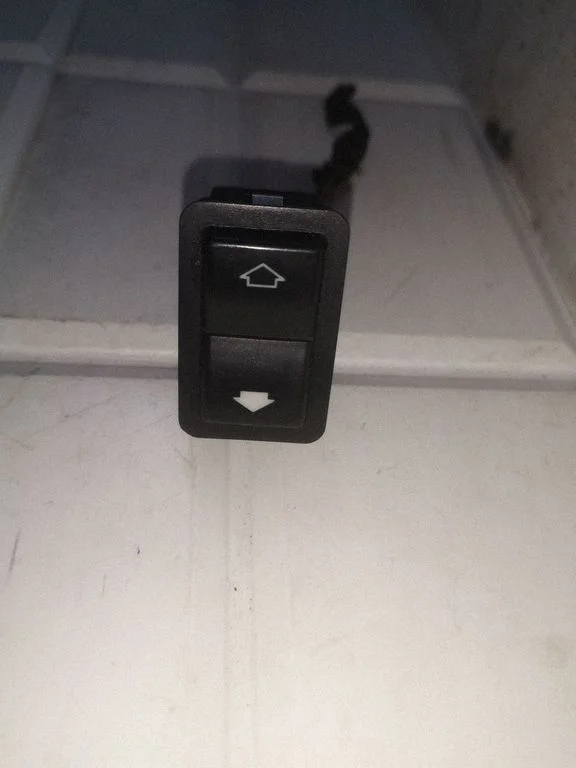Electric window control switch 8368932