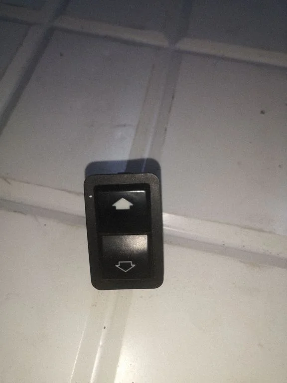 Electric window control switch 8368932