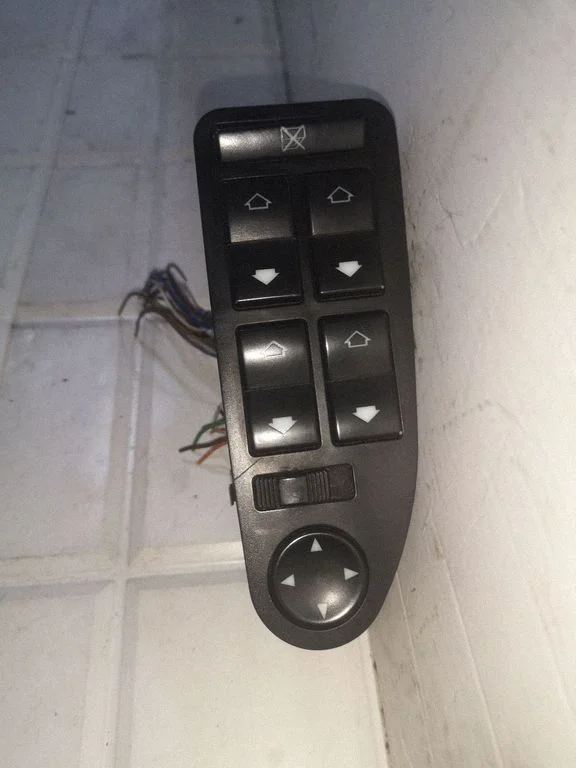 Electric window control switch 481911