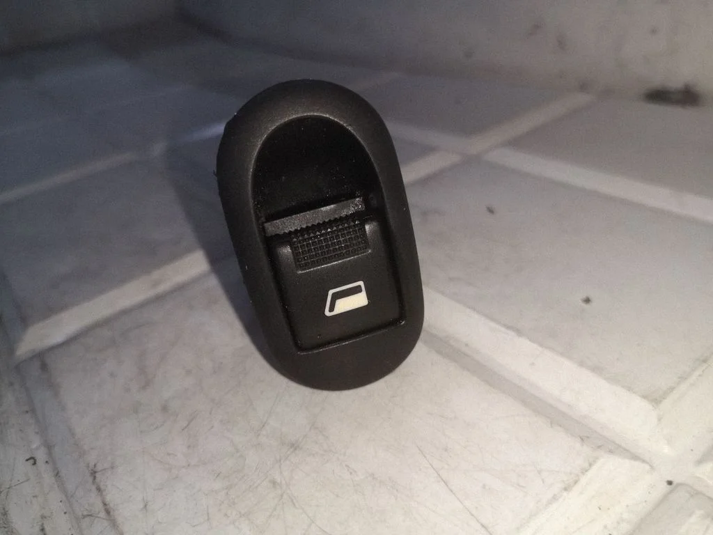Electric window control switch – Citroen C3 (2005-2010)