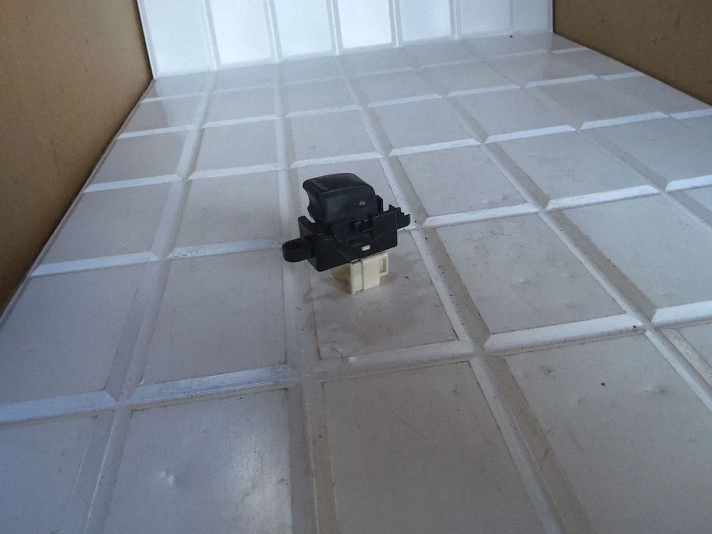 Electric window control switch 3721Z