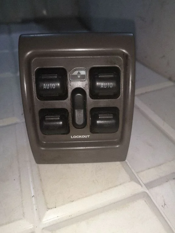 Przełącznik szyb elektrycznych P0UK931L8AA