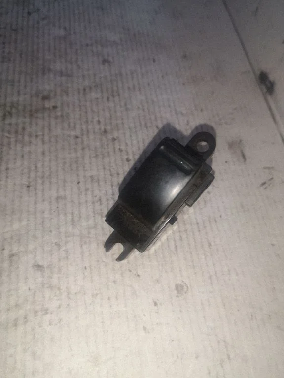 Electric window control switch 25411AV600
