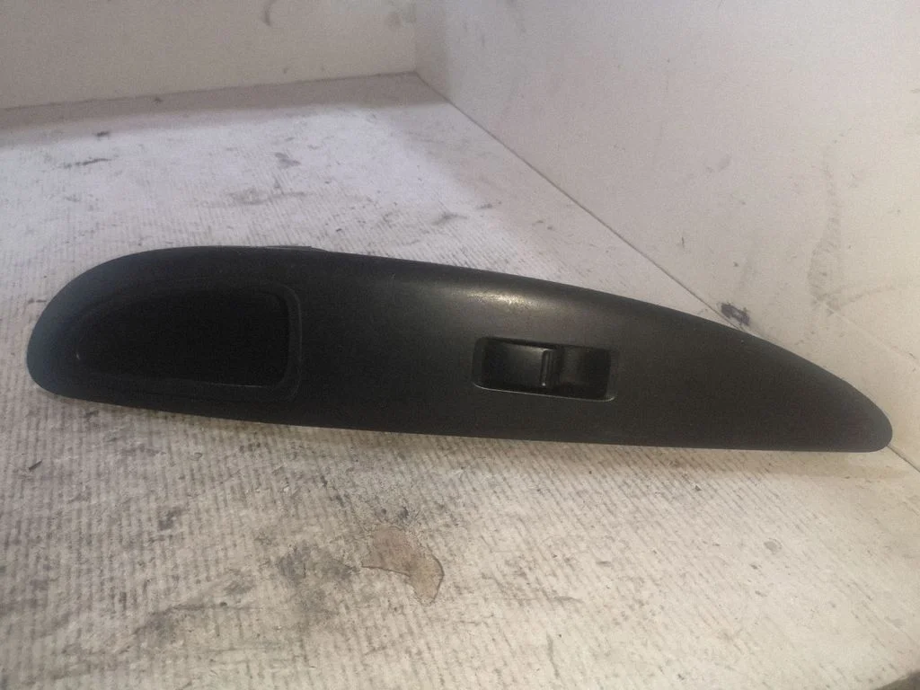 Electric window control switch 25411AV600