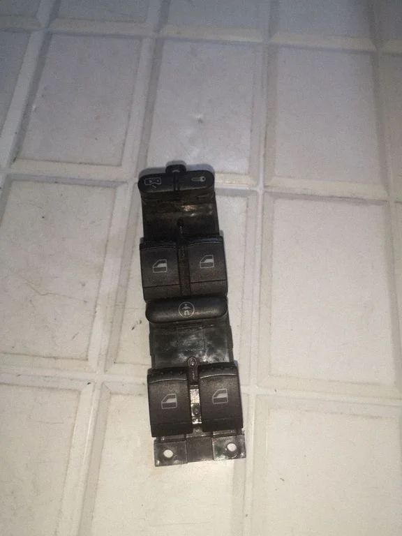 Elektrisko logu slēdzis 1J4959857