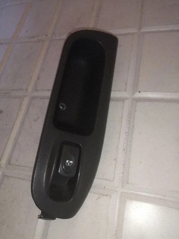 Elektrisko logu slēdzis 7700431172