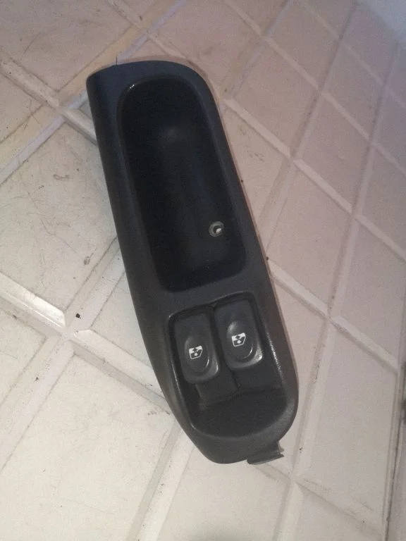 Elektrisko logu slēdzis 7700431172