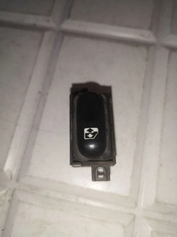 Electric window control switch – Renault Laguna I (1994-2000)