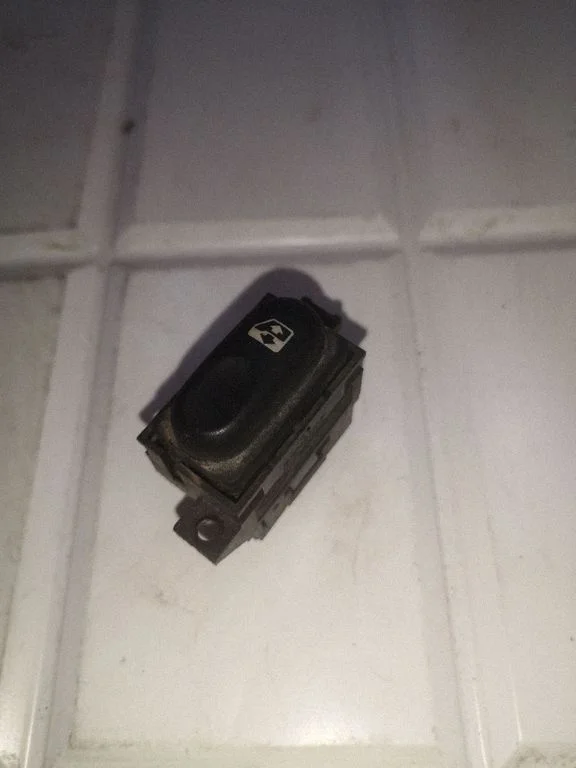 Electric window control switch – Renault Laguna I (1994-2000)