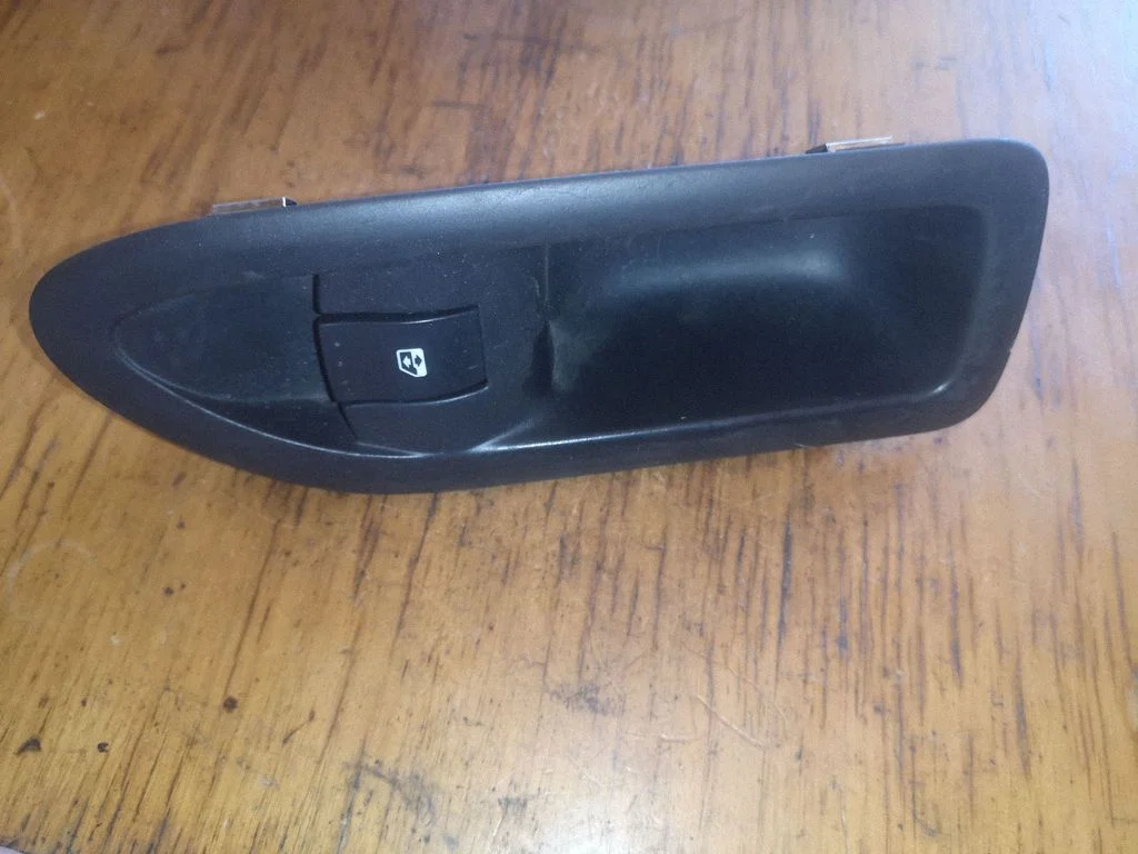 Electric window control switch – Renault Laguna II (2001-2007)