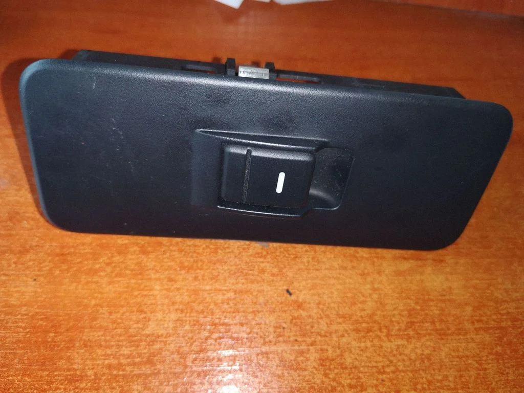 Electric window control switch – Land Rover Range Rover Sport L320 (2005-2013)