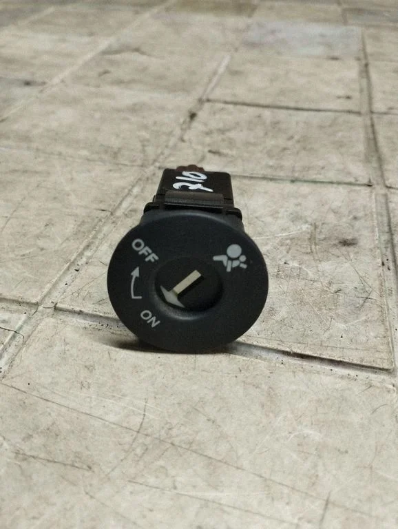 Passenger airbag on/off switch – Nissan Qashqai+2 (2008-2010)