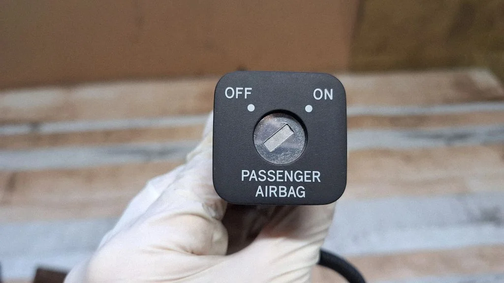 Passenger airbag on/off switch – Toyota Corolla Verso AR10 (2004-2009)