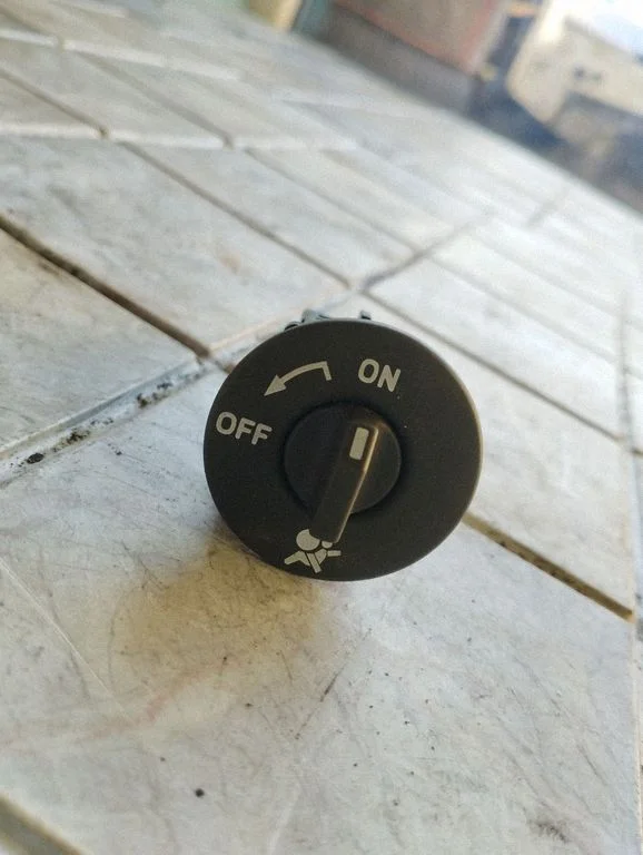 Passenger airbag on/off switch – Renault Megane II (2006-2008)
