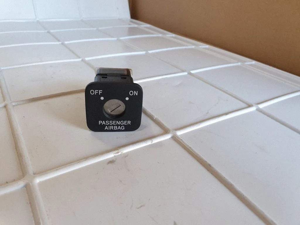 Passenger airbag on/off switch – Toyota Corolla Verso AR10 (2004-2009)