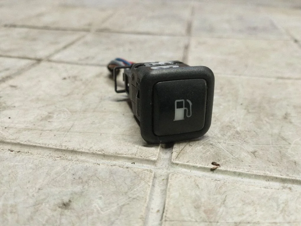 Fuel tank opening switch – Volkswagen Golf IV (1998-2005)