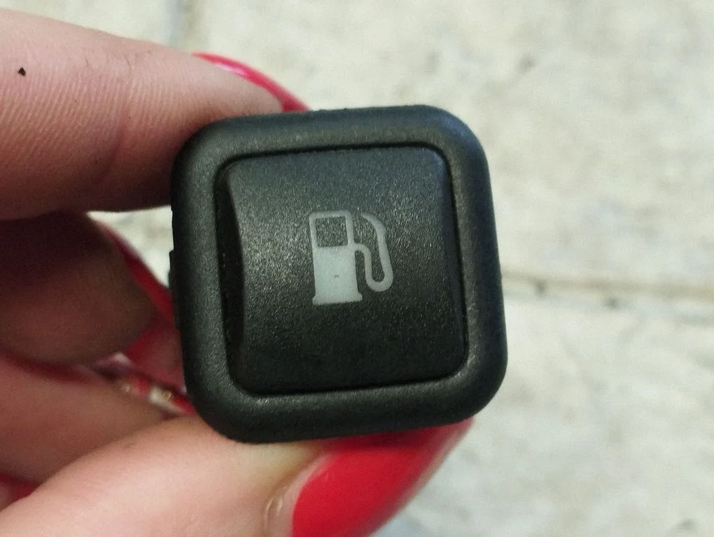 Fuel tank opening switch – Volkswagen Golf IV (1998-2005)