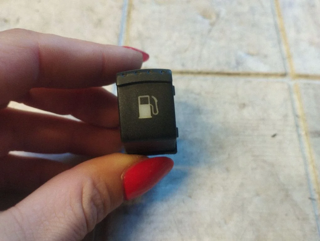 Fuel tank opening switch – Volkswagen Passat B5.5 (2001-2005)
