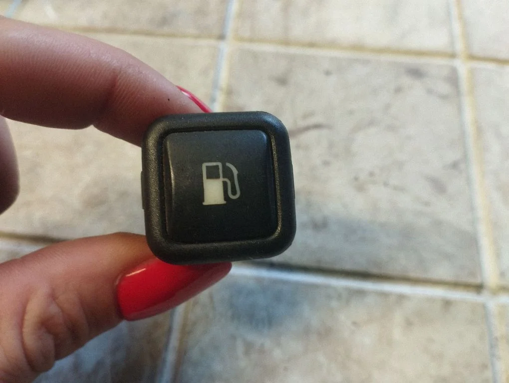 Fuel tank opening switch – Volkswagen Golf IV (1998-2005)