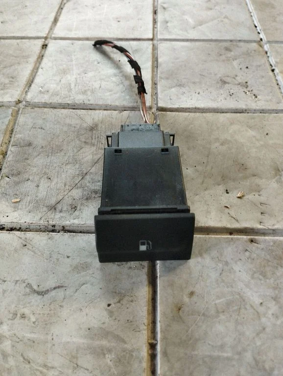 Fuel tank opening switch – Skoda Octavia Mk1 (1U) (1996-2004)