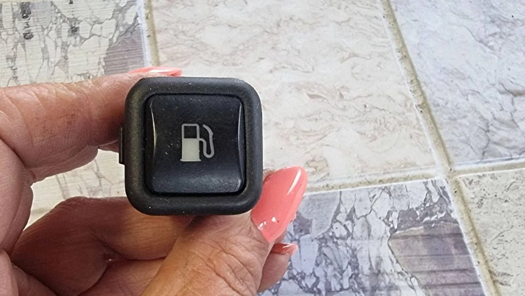 Fuel tank opening switch – Volkswagen Passat B5 (1997-2000)