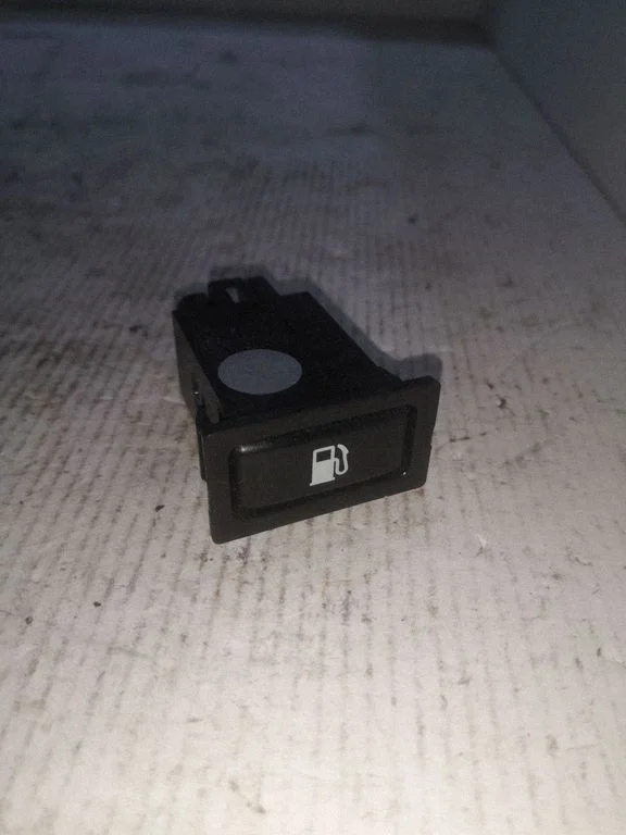 Fuel tank opening switch – Toyota Avensis T250 (2003-2006)
