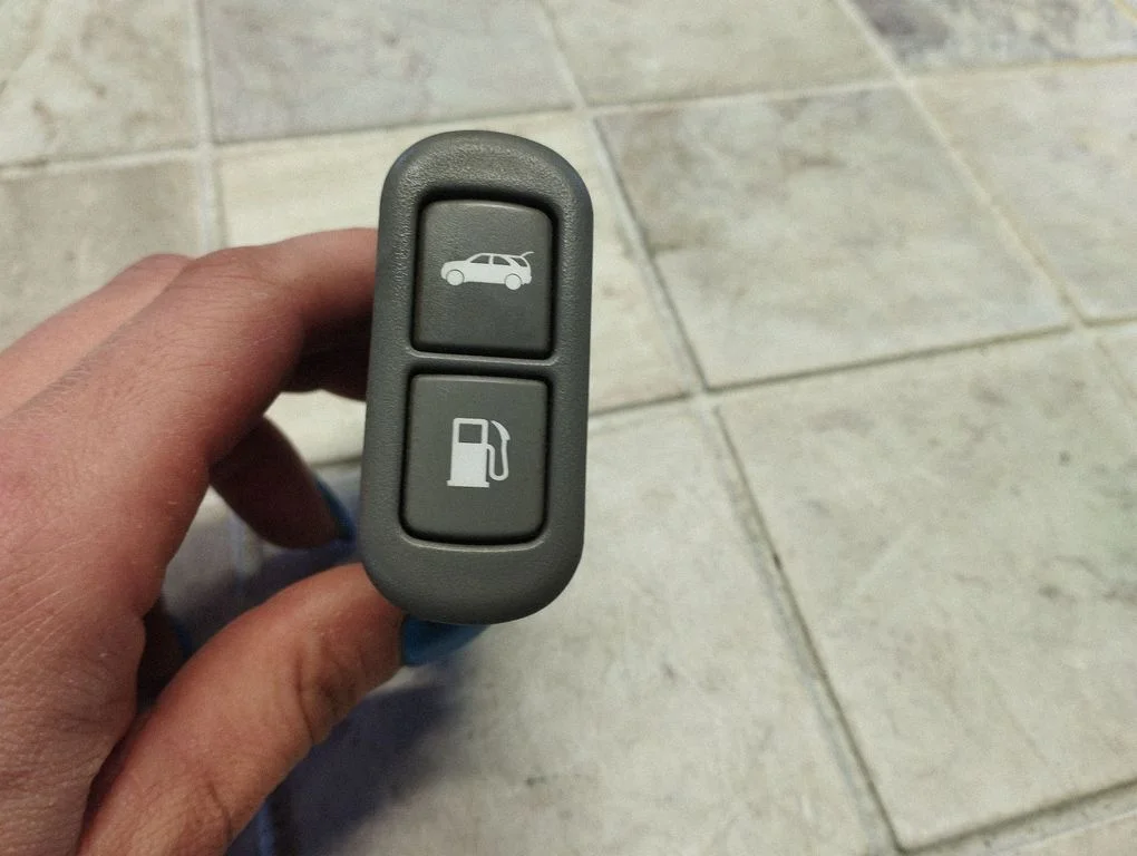 Fuel tank opening switch – KIA Sorento (2002-2009)