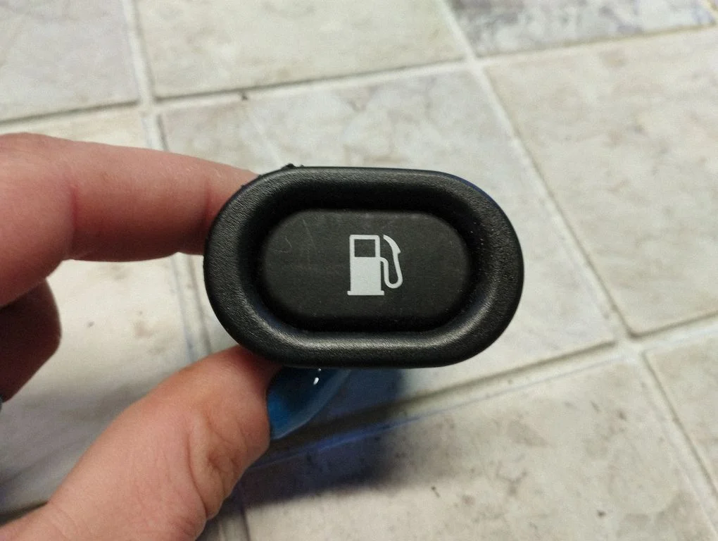 Fuel tank opening switch – Saab 9-5 (1998-2005)