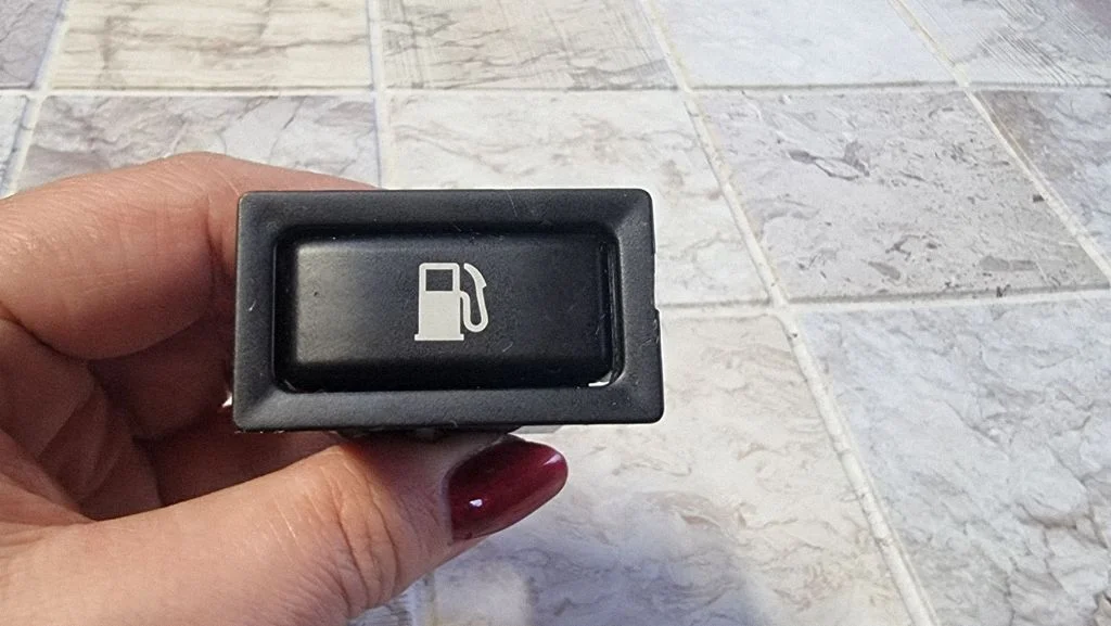 Fuel tank opening switch – Toyota Avensis T250 (2003-2006)
