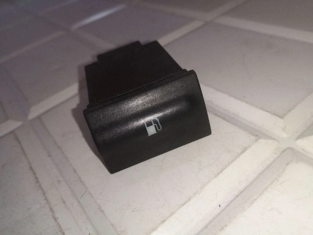 Fuel tank opening switch – Skoda Octavia Mk1 (1U) (1996-2004)
