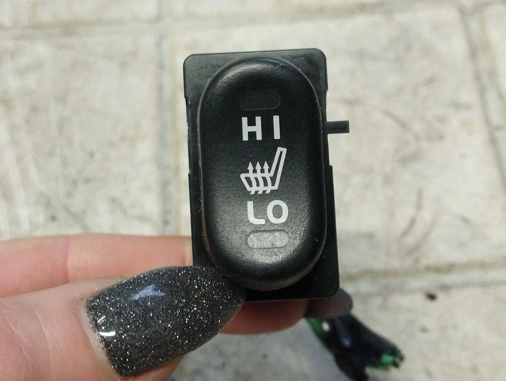 Przełącznik podgrzewania foteli 5B18