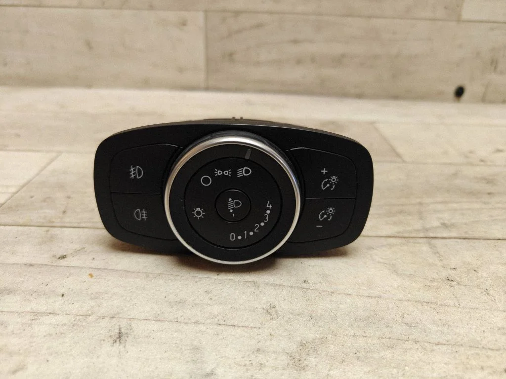 Light switch 1034575600