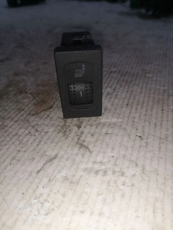 Seat heating switch – Volkswagen Passat B5.5 (2001-2005)