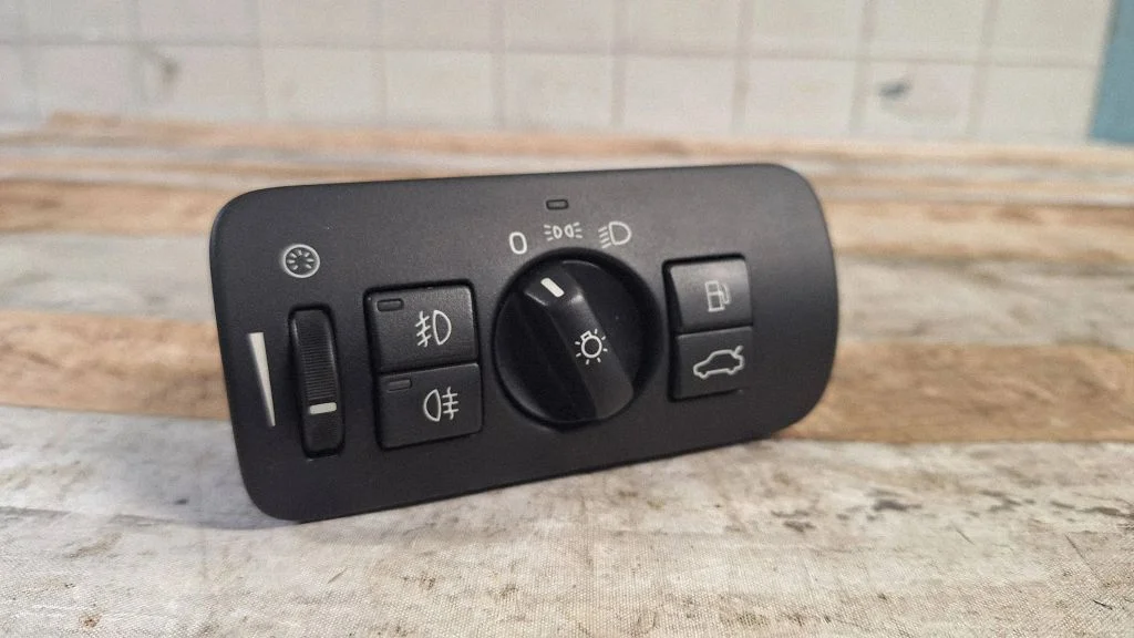 Light switch 30739414