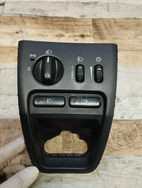 Light switch 30739304